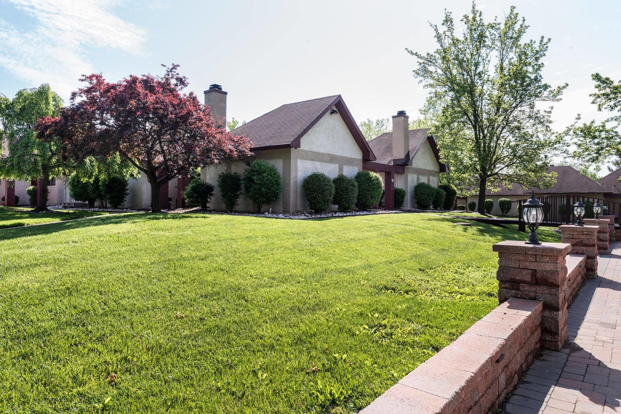 Inn Of The Dove Romantic Luxury & Business Suites Bensalem Exterior photo